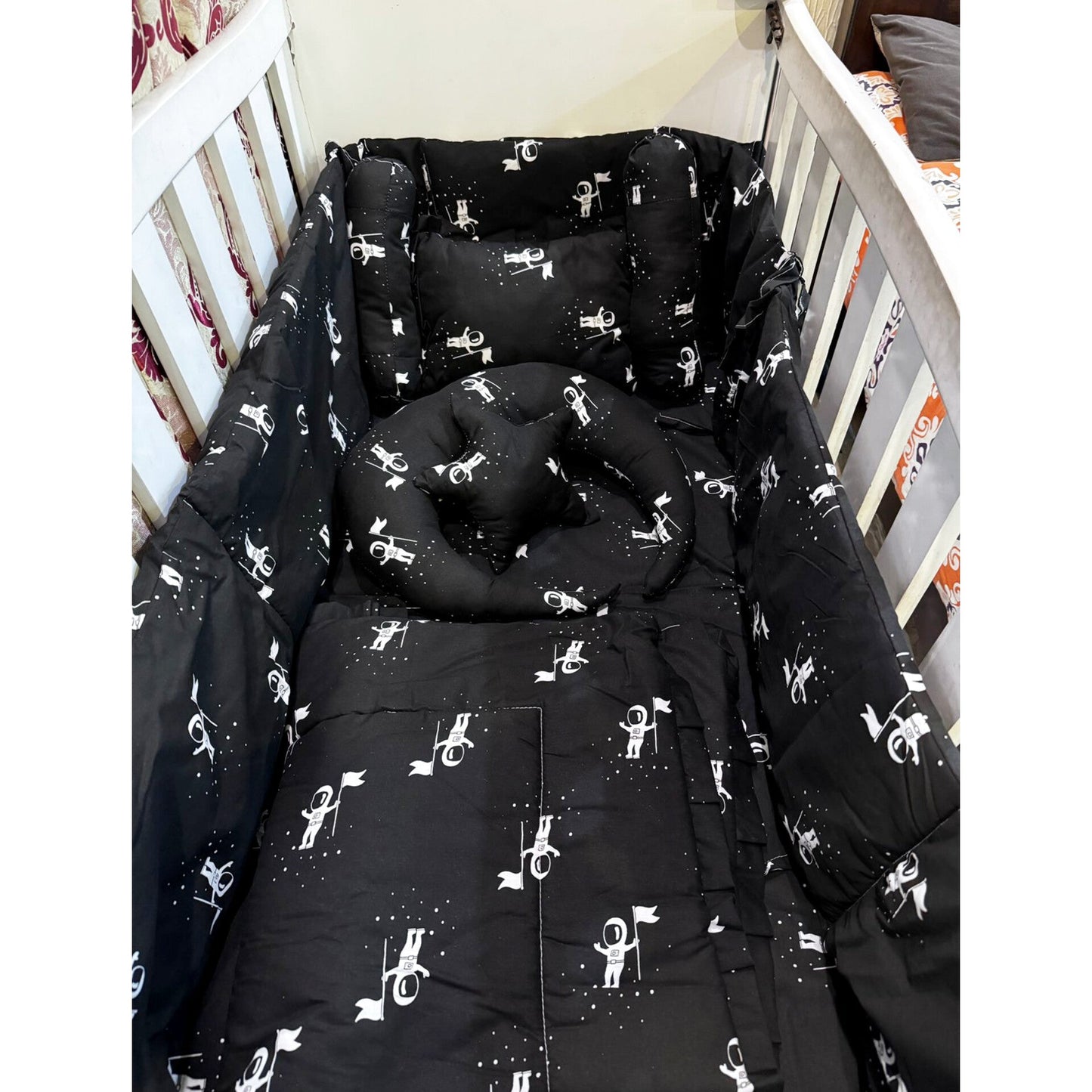 8 Pieces Cot Bedding Set - Astronaut - Black