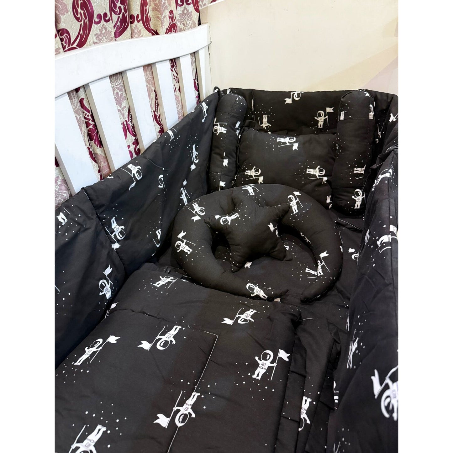 8 Pieces Cot Bedding Set - Astronaut - Black